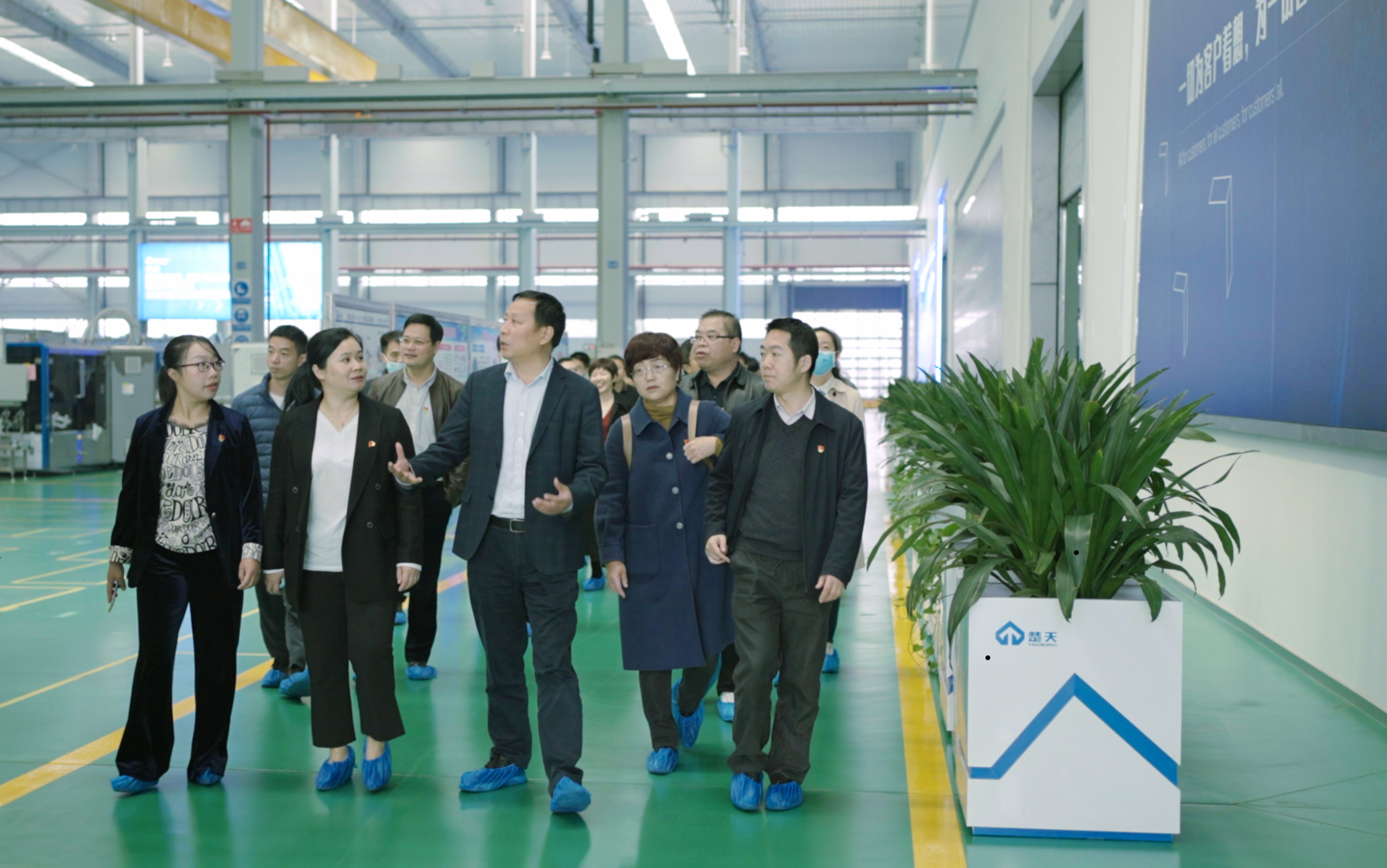 湖南工程学院党委委员、副校长魏克湘在企业给机械工程学院教工党员上“微党课”.jpg 湖南工程学院党委委员、副校长魏克湘在企业给机械工程学院教工党员上“微党课”.jpg