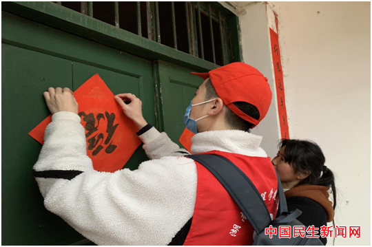 湖南工程学院雷锋社：陪伴脑瘫兄弟迎新年