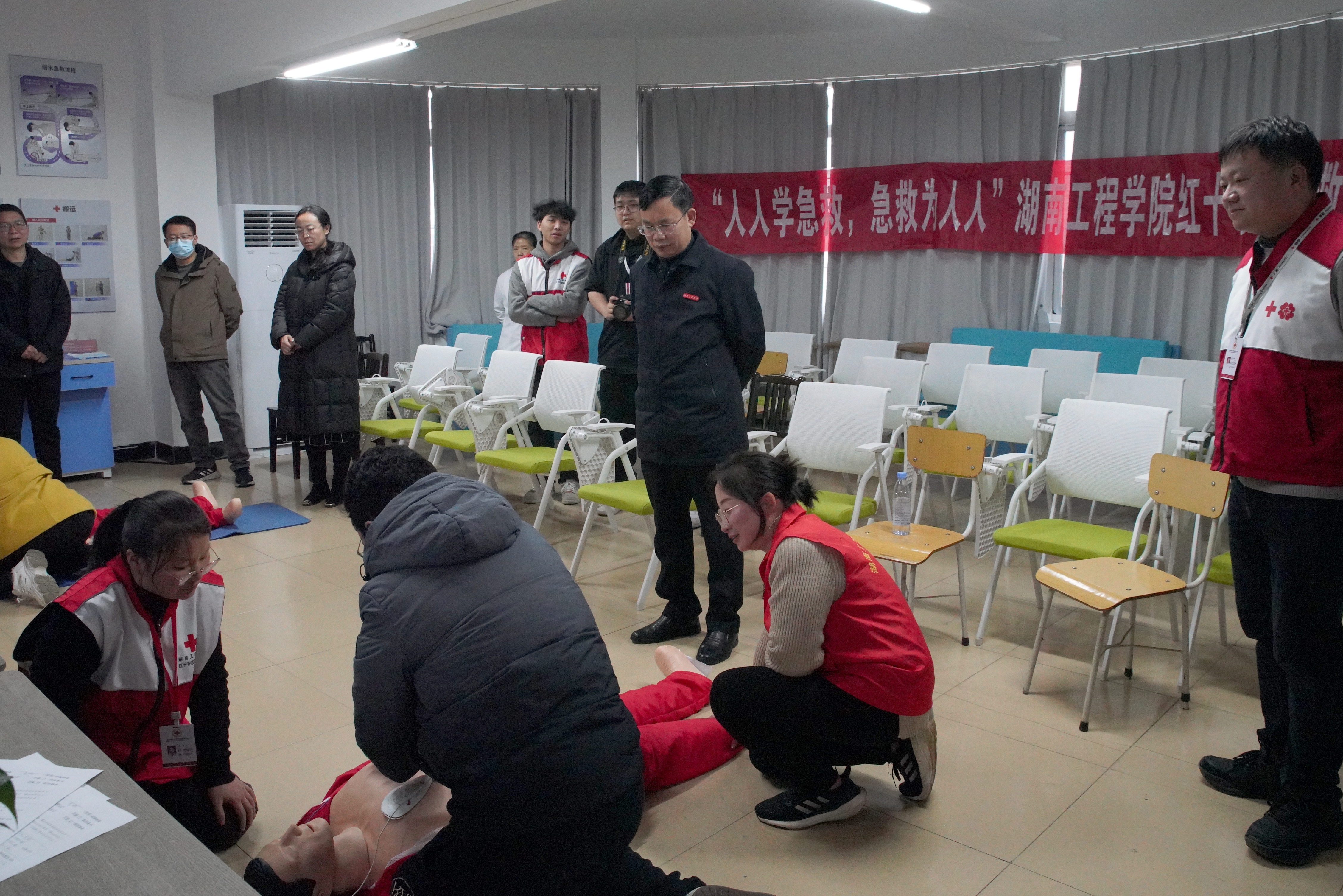 我校举行教职工心肺复苏急救技能培训-湖南工程学院